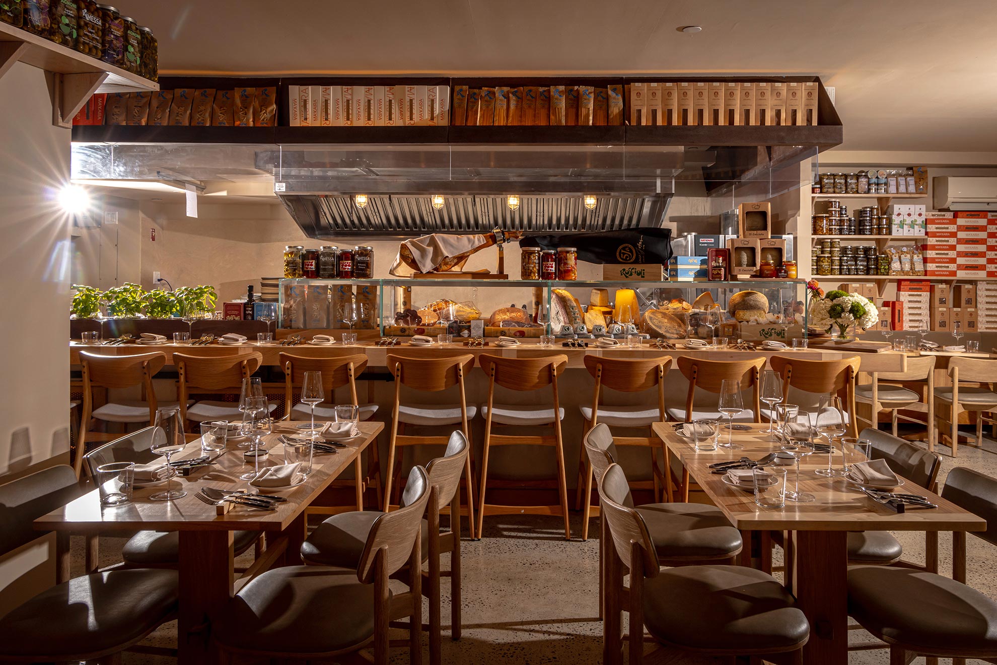 Vista degli interni del ristorante italiano Roscioli di New York i cui arredi sono stati progettati e realizzati da Laquercia21