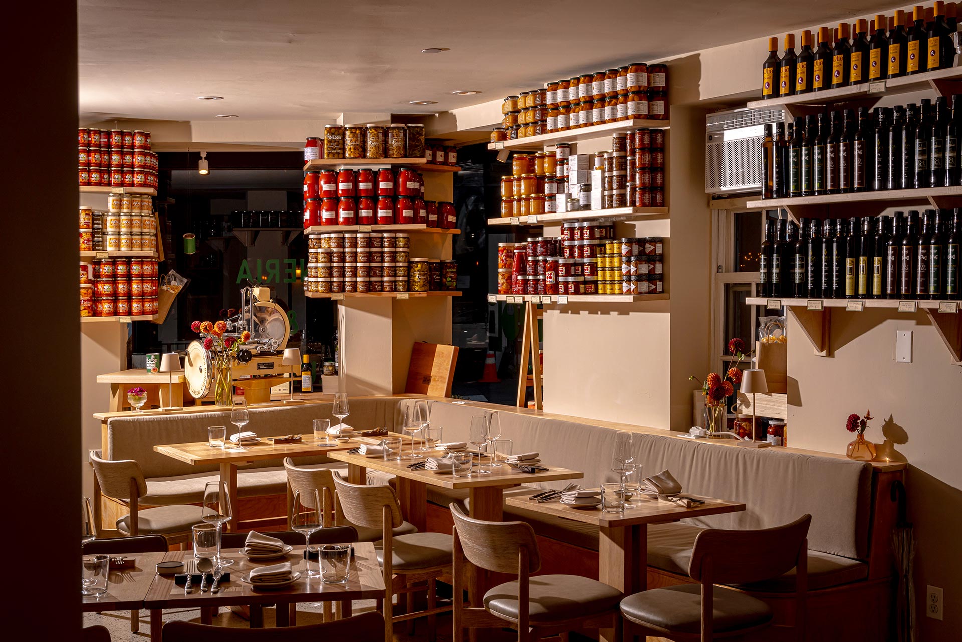 Interno del ristorante italiano Roscioli di New York i cui arredi sono stati progettati e realizzati da Laquercia21. Tutti gli arredi sono in legno massello al naturale