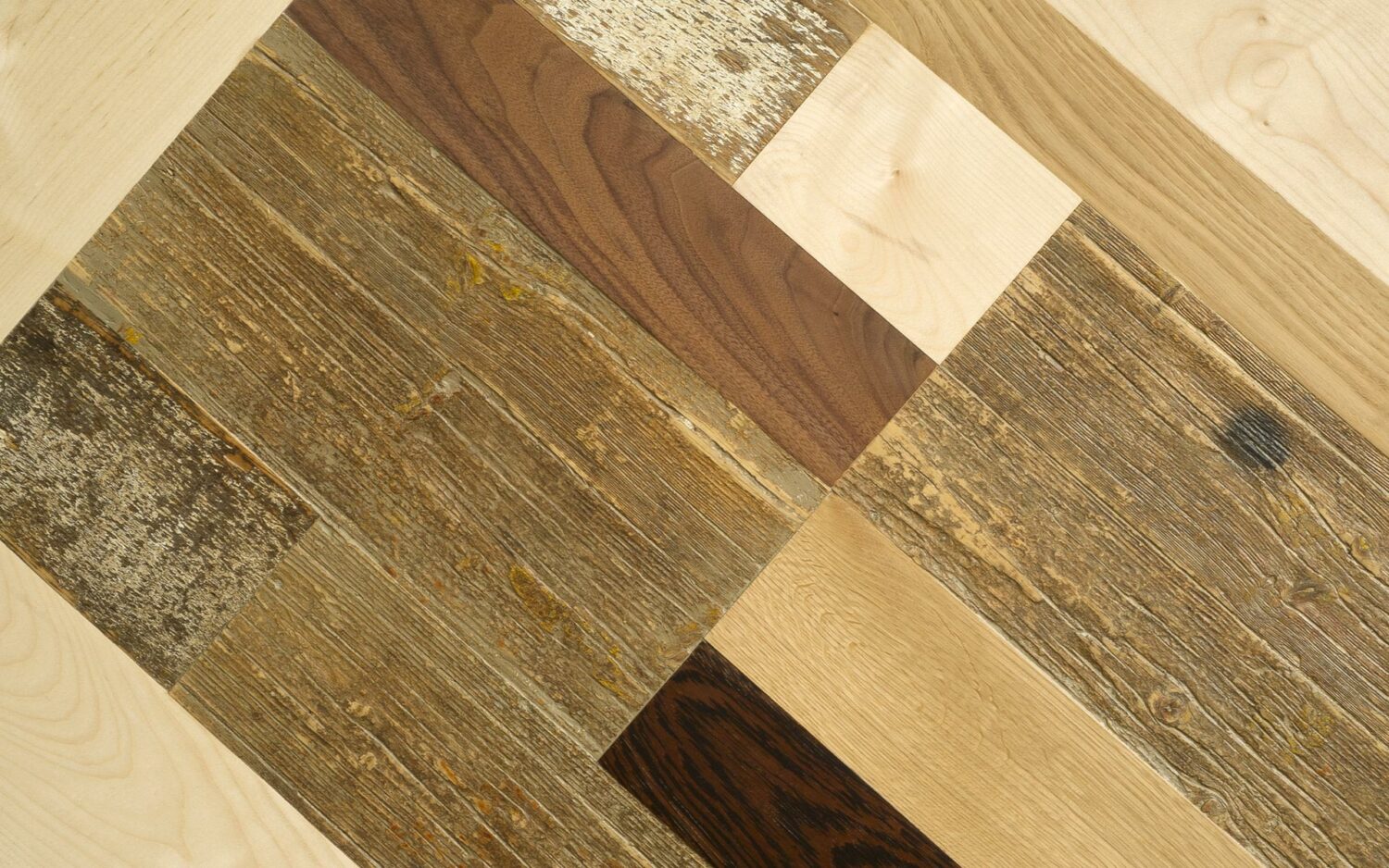 Piano di uno dei tavoli artigianali della fa,egnameria Laquercia21. In primo piano lastre di legno massello nuovo e di recupero con vari toni