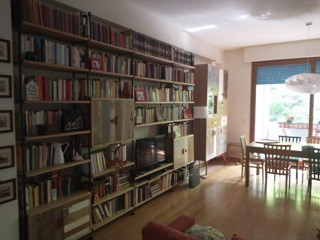 libreria in ferro e legno