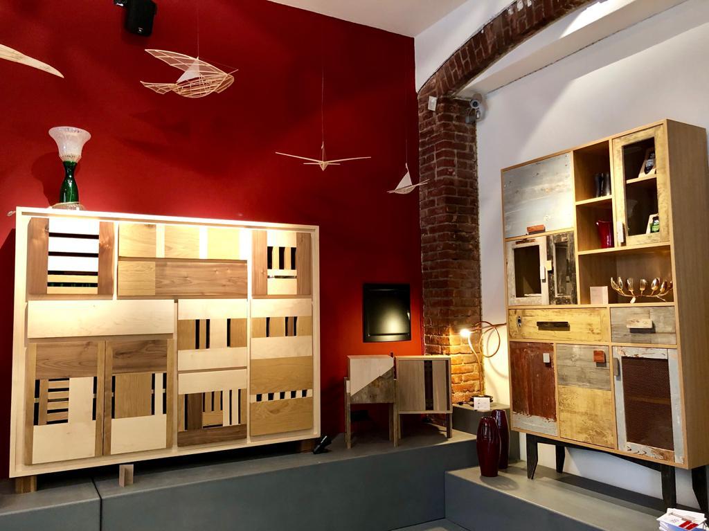 due credenze in legno massello esposte a Milano in uno showroom