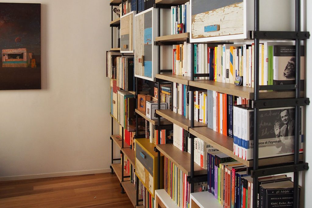 libreria in ferro e legno