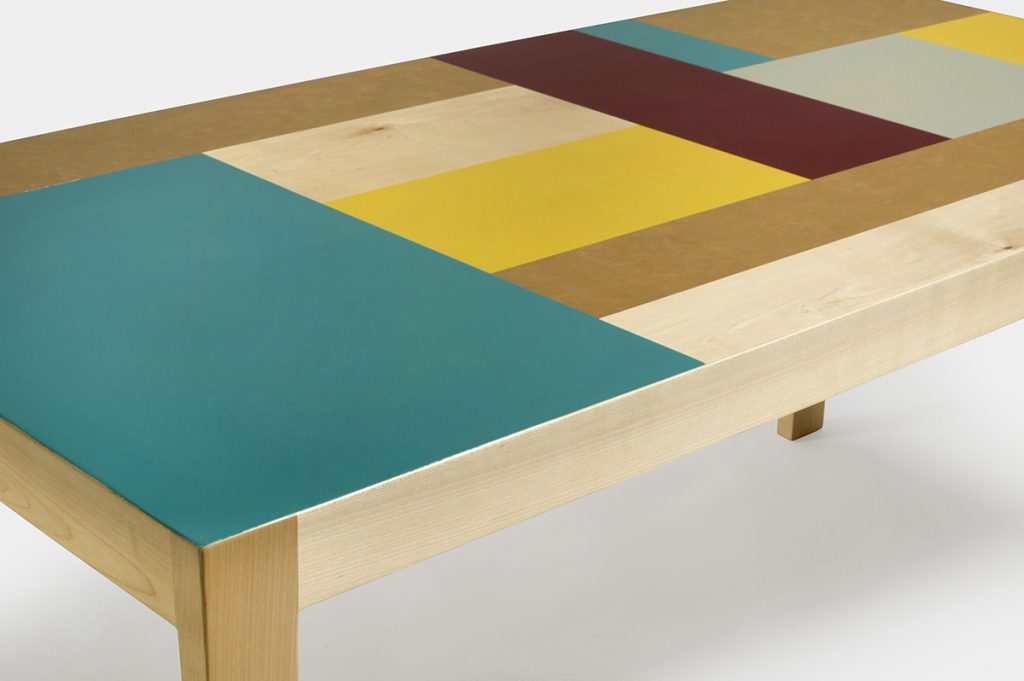tavolo colorato in acero dettaglio del piano